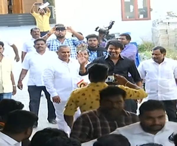 விஜய்யின் புது லுக்