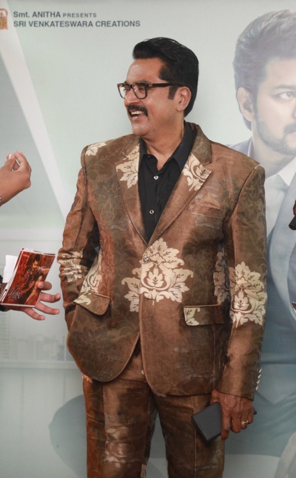பூப்போட்ட கோட் சூட்டில் சரத்குமார்!
