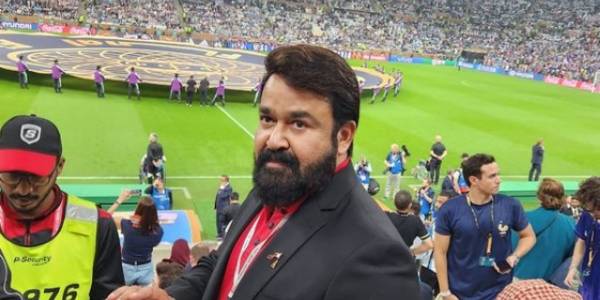 ஸ்டேடியத்தில் மோகன்லால்