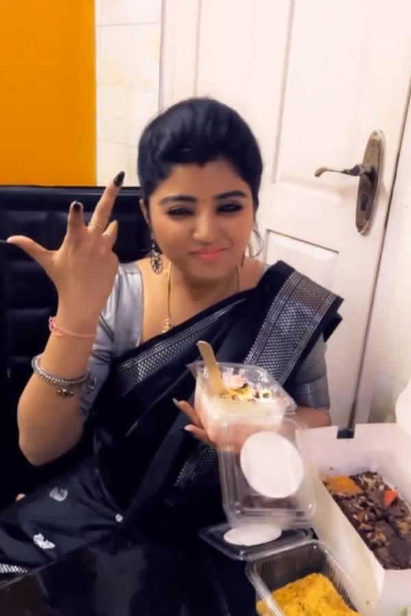 ப்ரௌனிக்களாக சாப்பிட்ட மகாலட்சுமி