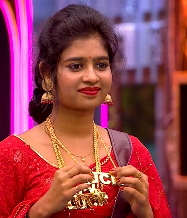 ஜனனி கழுத்தில் லக்கி மெடல்