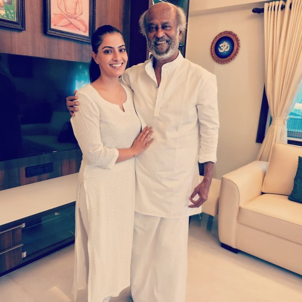 இரவின் நிழல்படத்தில்