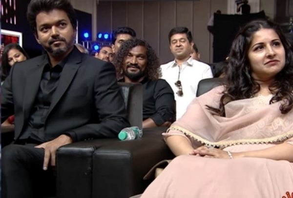 குழந்தைகளுடன் உள்ளார்
