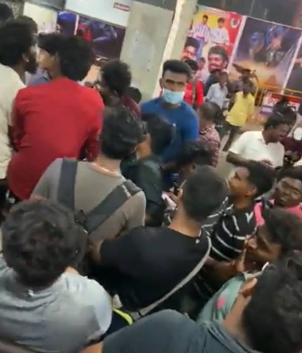 போட்டி போடும் ரசிகர்கள்