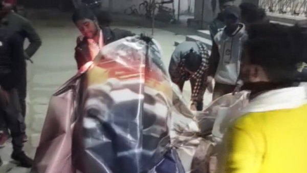 தியேட்டர் முன் போராட்டம்
